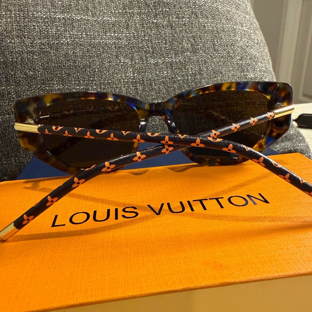 Louis Vuitton Tortoiseshell Cat-Eye Sunglasses with Brown Lenses - Picture 5 of 11